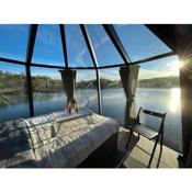 Aurora Hut - luksusmajoitus iglu tunturilammella Pohjois-Lapissa Nuorgamissa