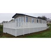 Beautiful 2 bed static caravan with decking and lake view