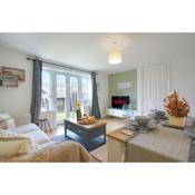 Broughton House with Free Parking, Garden & Smart TV with Netflix by Yoko Property