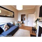 CENTRAL LOCATION 2 BED APT Fast WIFI & TV&KITCHEN