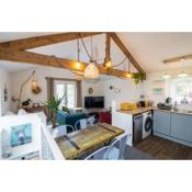 Cozy, Chic, Dairy Cottage near to Beach & Shops- Parking
