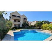 Golden Palm Apartments with Swimming pool