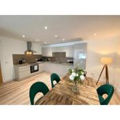 High Street, Stylish City Centre Apartment, 3 Bed