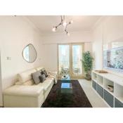 HiGuests - Float Over The Marina In This Charming Apartment