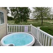 Lovely 3-Bed Caravan with Hot Tub in Lincolnshire