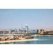 Maison Privee - Spacious Apt on Palm Jumeirah w Sea Views and Premium Facilities Access