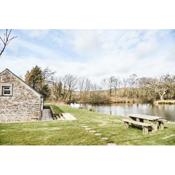 Penuwch Boathouse- Lakeside rural cottage for families with indoor heated pool