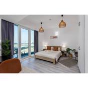 Waves Holiday Homes - Cozy & Fully Furnished Studio in Dubai Sports City