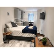 10min to City - FREE Parking - Private Studio - Contractor Friendly