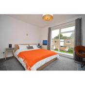2 bed spacious, light & quiet flat, free parking