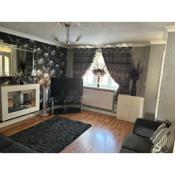 2 bedroom house close to city centre with gated driveway