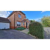 3Bedroom Detached House in Milton Keynes with Free Parking, Smart TV & Netflix and Spacious Kitchen