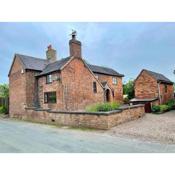 5BR Cottage with Hot Tubs, Hoar Cross, Staffordshire