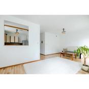 Accessible Ground Floor, Bright and Spacious Flat