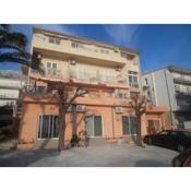 Apartments and rooms with parking space Makarska - 13979