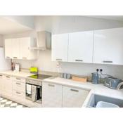 Arden House -Modern, Stylish 3-bed near Solihull, NEC, Resorts World, Airport,HS2