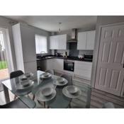 Beautiful 4 bed home, Sleeps 8, driveway parking, With sky & BT sports