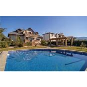 Beautiful home in Otura with Outdoor swimming pool, WiFi and 5 Bedrooms