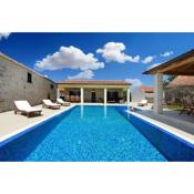 Beautiful Villa Petra with Summer Kitchen and Pool