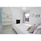 Beautifully renovated 2 bedroom Victorian townhouse in the town centre