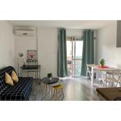 Bright studio with balcony at the foot of the sea