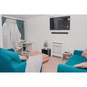 BrumStay UK - 2 Bed Flat with secure, allocated parking and fibre broadband with speed upto 120mbps