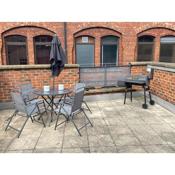 Central Leeds townhouse with private roof garden Sleeps 4