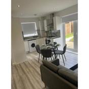 Charlotte Mews Lakeside 2 Bedroom House Apartment 10 minutes walk to Lakeside Shopping Centre Free Parking