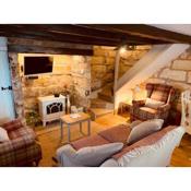 Cosy 400 yr old Cottage, Flowergate, Whitby