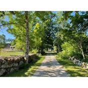 Cottage with beautiful nature, open landscape, forest and lakes I X I Stuga med fin natur, öppna landskap, skog och sjöar