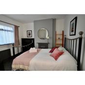 Emerson - homely 3 bedroom sleeps 6 Free Parking & WiFi