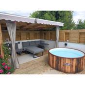 Greenfields Spa with private hottub New listing