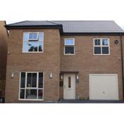 Haven - Spacious Luxury Home perfect for families, couples and contractors! 5mins to Xscape and Junction 32!