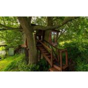 Heated Tree House in Secluded Acre Field