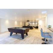 Huge 6 Bed House with Entertainment room and Hotub