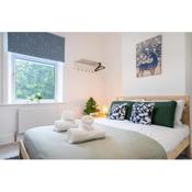 Isimi Burnley 3 bedroom modern house free parking