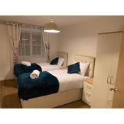 Lovely 2-Bed Serviced apartment with free parking