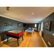 Luxury 4-5 Bed Home with Games Room and Balcony