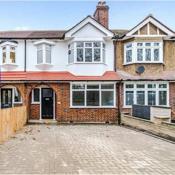 Luxury 5 star London family home - 3 bedroom, 2 baths, 2 receptions, Garden, Parking, nr Greater London Metro Stations