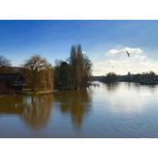 Luxury Boathouse Apartment - central Henley-on-Thames