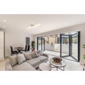 Modern Garden Flat with Private Parking