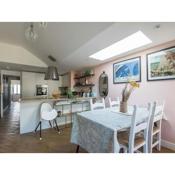 Pass the Keys Character 3 Bed Cottage in Farnham, Free Parking