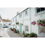 Quaint cosy cottage with a hot tub in Tenby centre