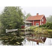 Red cottage located by a mill pond and lake outside Farbo