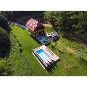 Rustic retreat with pool počitnice na kozolcu