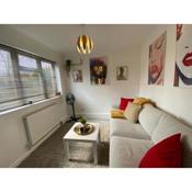 Stylish 4 Bedroom House in Milton Keynes by HP Accommodation