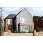 Stylish new home with parking - king beds garden