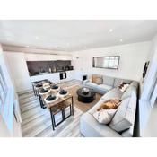 Stylish & Spacious 4 Bed Coastal Haven in Weymouth
