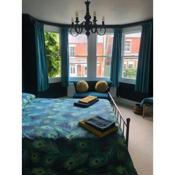 Stylish, spacious rooms in quiet avenue near Stroud centre