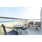 The 8 Palm 1BR: Ocean Views & Sophisticated Living